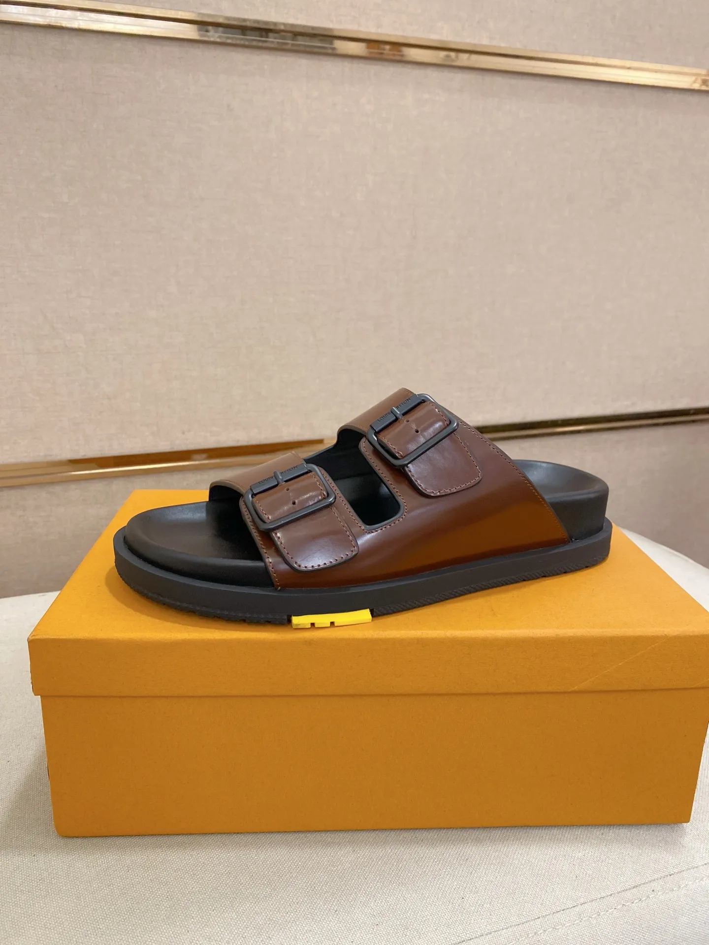 Factory price: 420💰Made by LV🔍Top purchasing agent. Men's spring and summer slippers are available at the same counter. The uppers are made of cowhide imported from Italy. High-quality craftsmanship, soles: original soles specially provided by the original factory, exclusive movable molded soles are super comfortable, original factory follow-up goods, 🔍🔍high quality, can be entered and exited the counter at will, welcome to compare, code number 38-44. Can be customized45